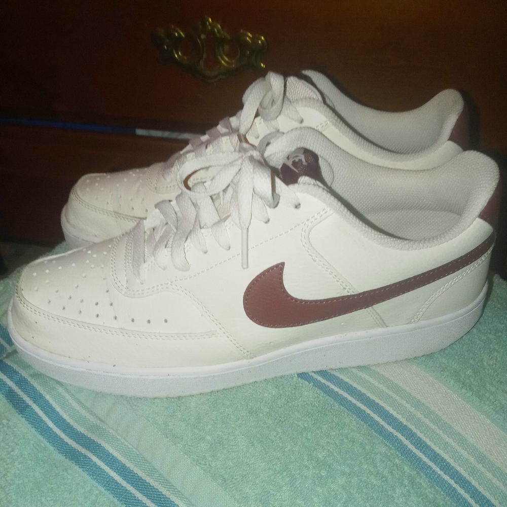 Classic White Sneakers with Maroon Accent